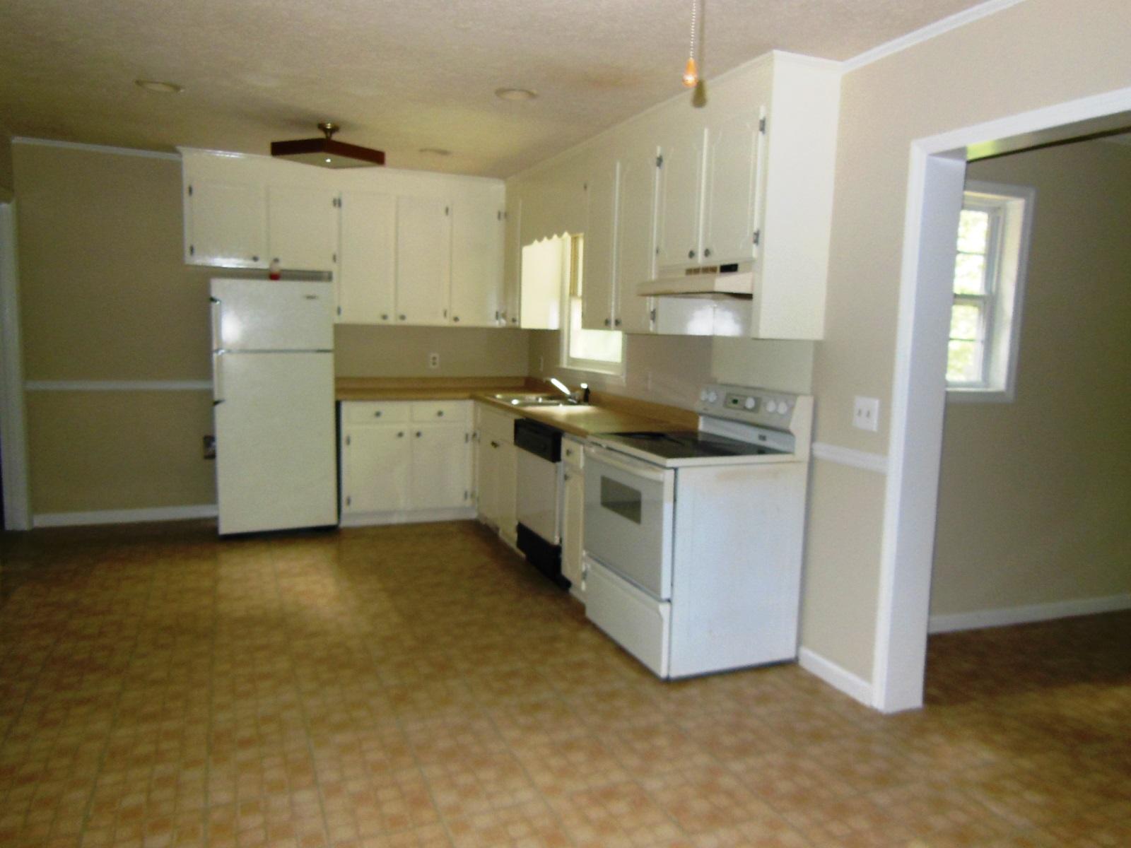 211 Nancy Dr, Toccoa, GA 30577 photo 2