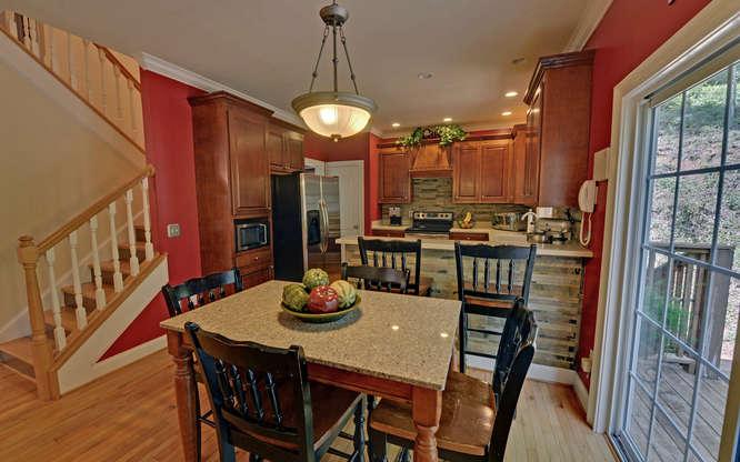 930 Chenocetah Dr, Cornelia, GA 30531 photo 8