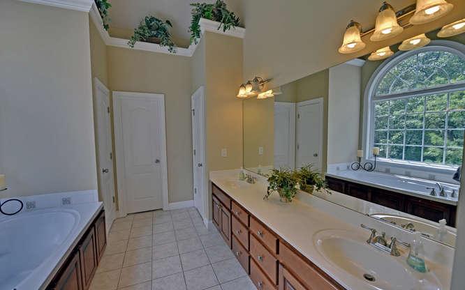 930 Chenocetah Dr, Cornelia, GA 30531 photo 5