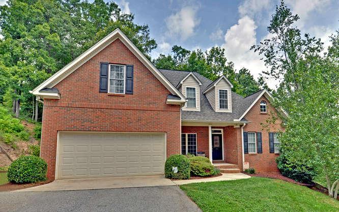 930 Chenocetah Dr, Cornelia, GA 30531 photo 1