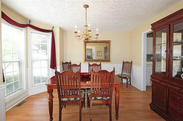 98 Saint Aurics Dr, Suwanee, GA 30024 photo 4