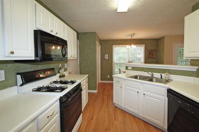 98 Saint Aurics Dr, Suwanee, GA 30024 photo 6