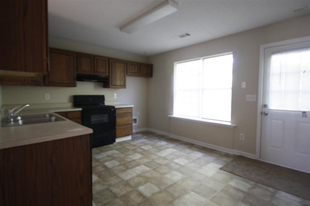 39 Skyway Dr, Warner Robins, GA 31088 photo 2
