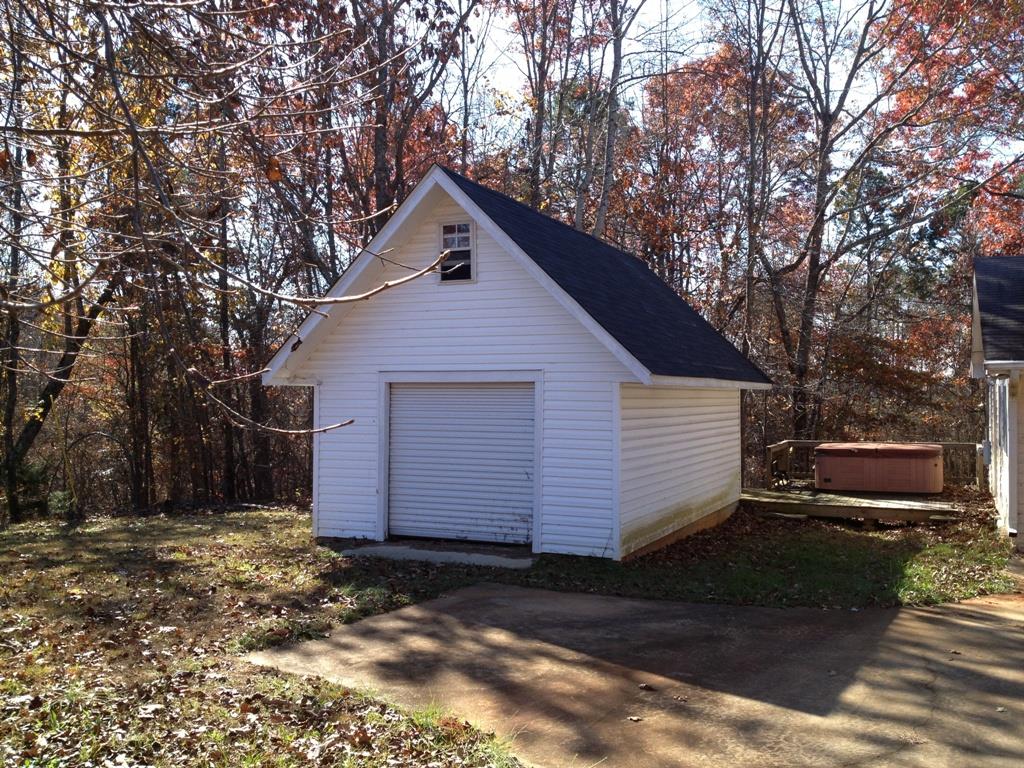 878 Crescent Dr, Toccoa, GA 30577 photo 2