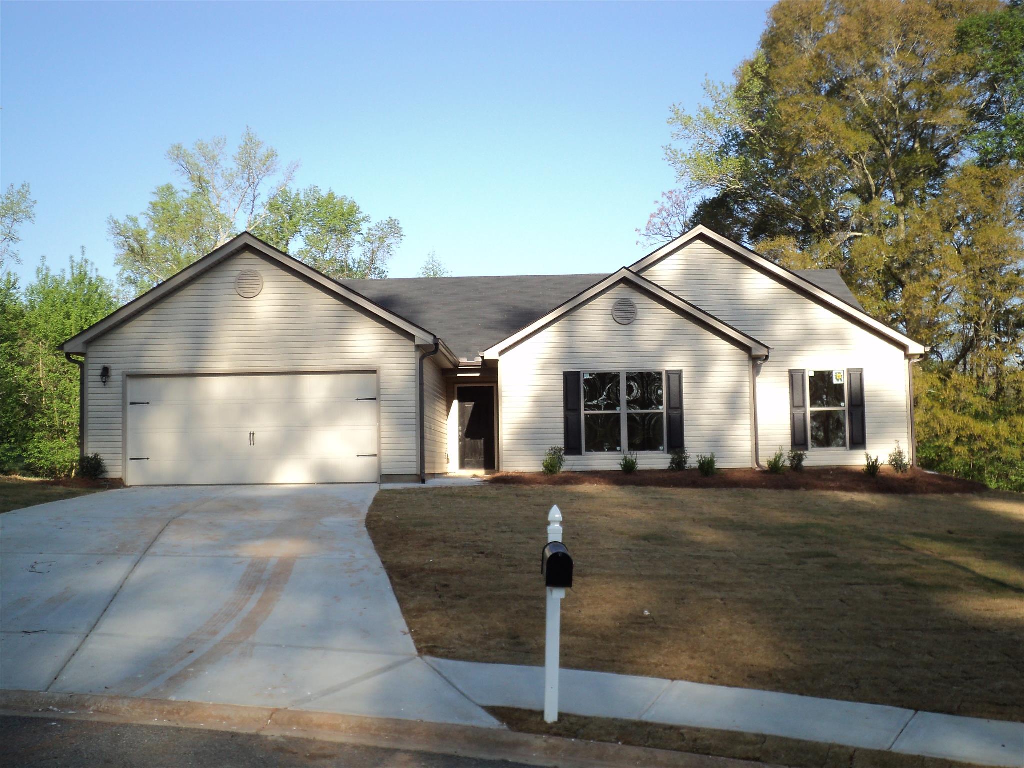 220 Falling Leaf Ln, Winder, GA 30680 photo 1