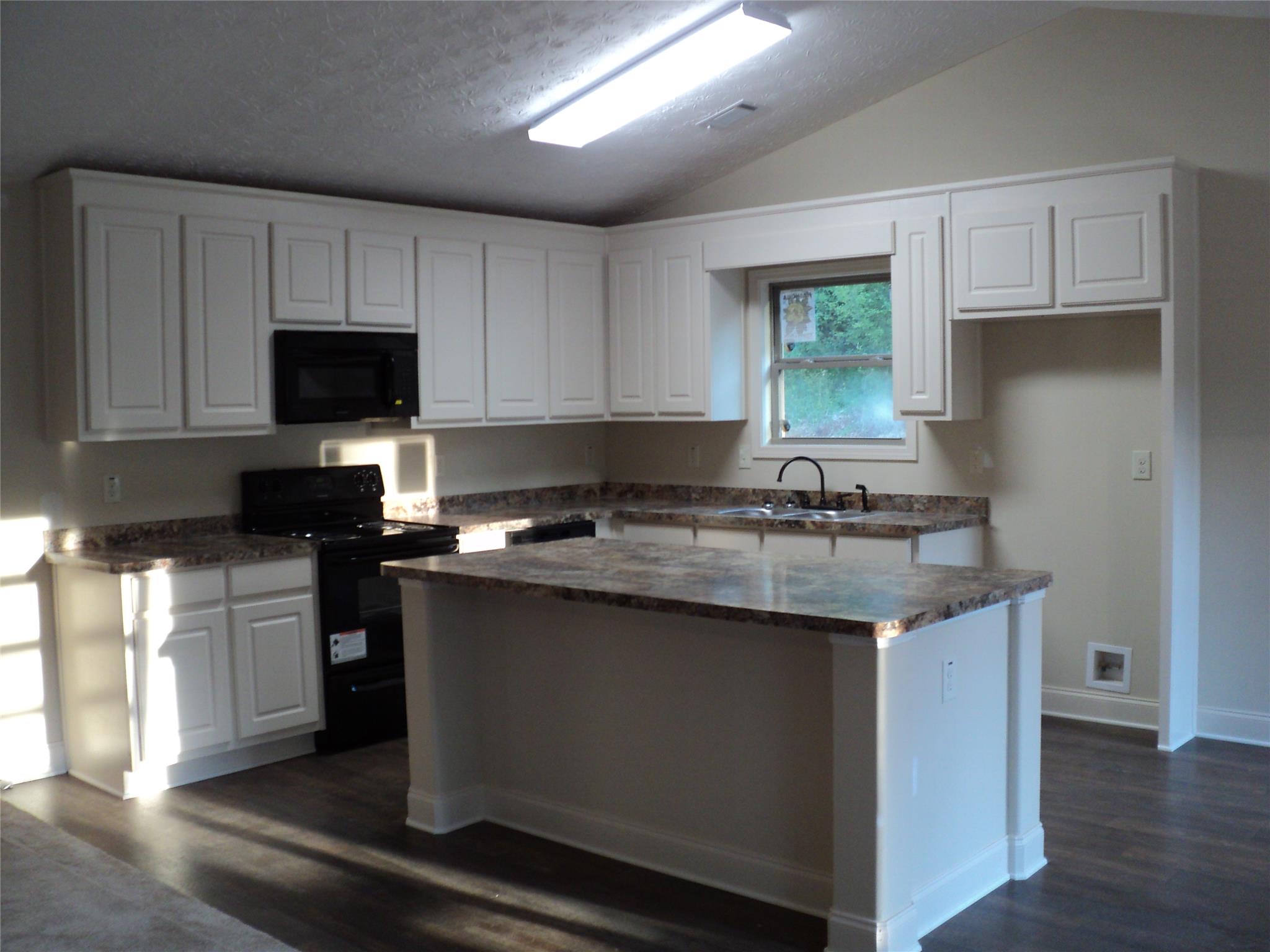 220 Falling Leaf Ln, Winder, GA 30680 photo 2