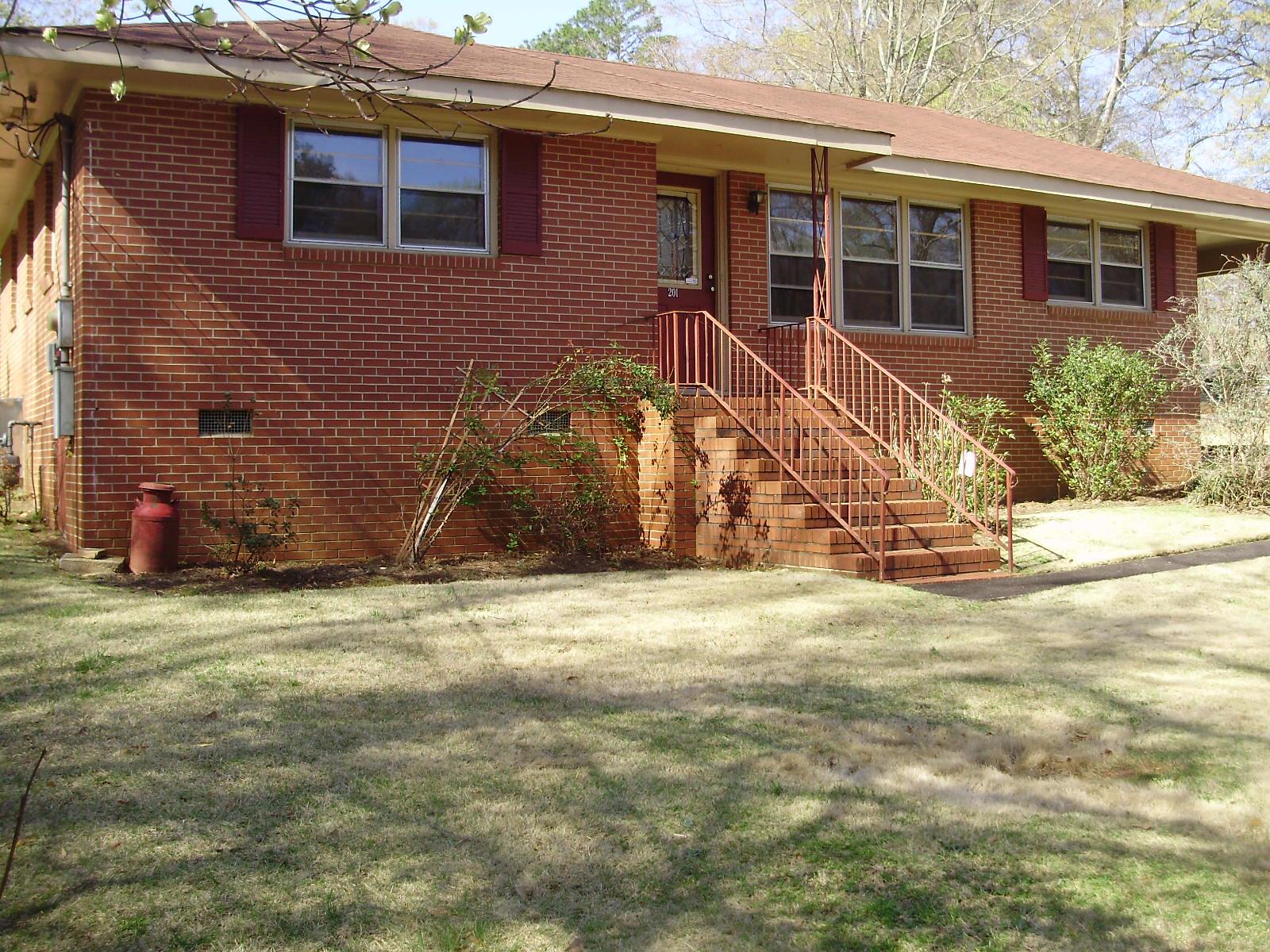 201 Pine St, Barnesville, GA 30204 photo 1