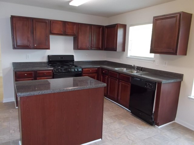 491 Vaughan Dr, Hampton, GA 30228 photo 4