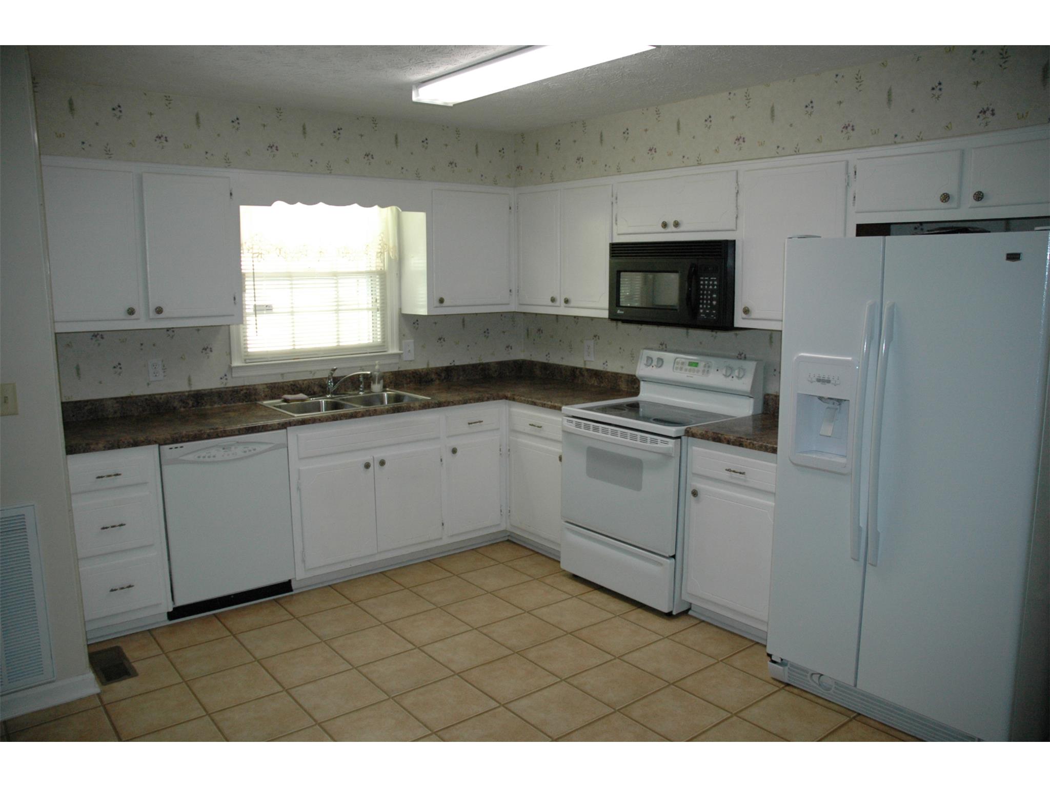 102 Meadowland Trl, Lagrange, GA 30240 photo 2