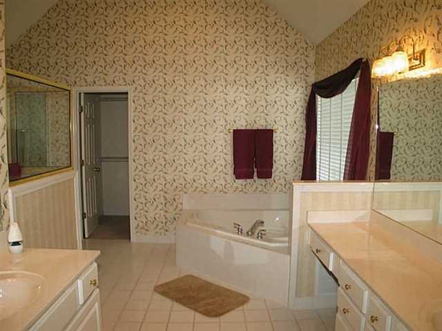 302 Shadow Loch Ct, Suwanee, GA 30024 photo 9