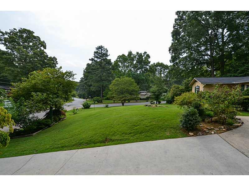 1947 Plantation Ln, Atlanta, GA 30341 photo 3