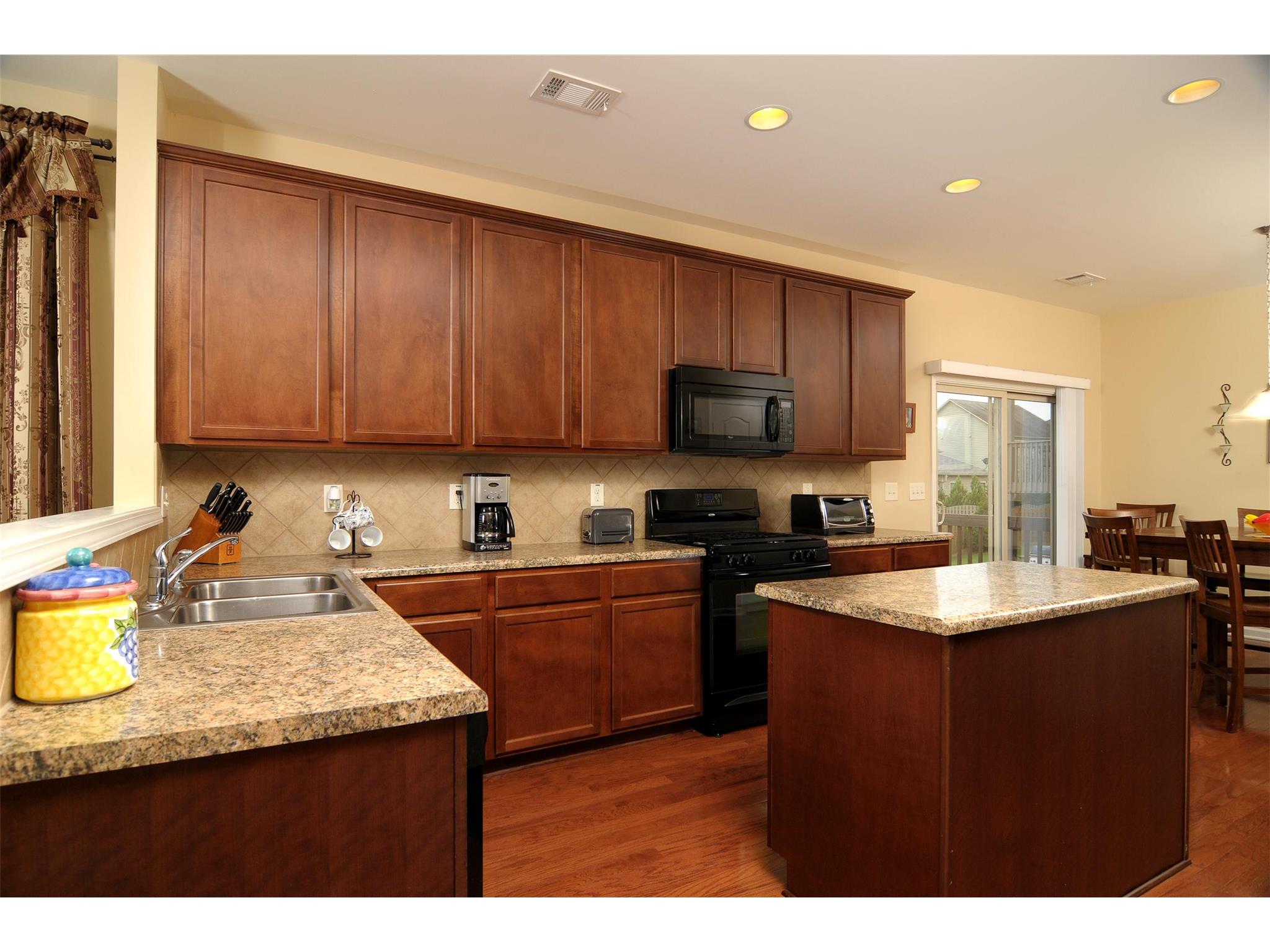606 E Hampton Pl, Canton, GA 30115 photo 2