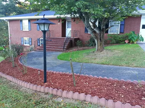 6776 Charles Dr, Morrow, GA 30260 photo 4