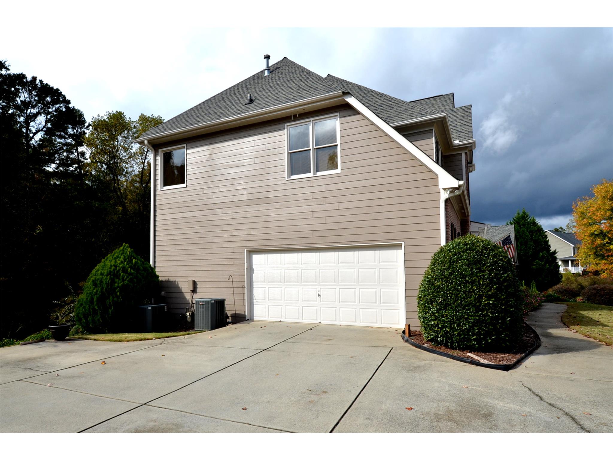 3904 Lost Oak Dr, Buford, GA 30519 photo 3