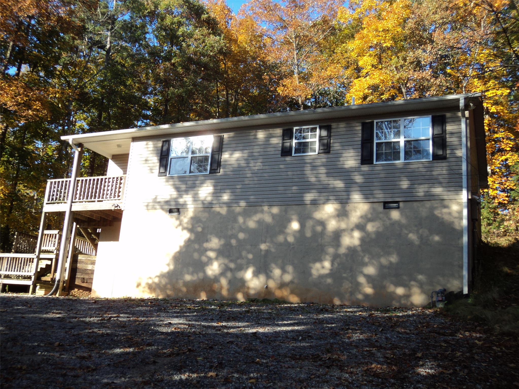 107 Stapleton Dr, Clarkesville, GA 30523 photo 1