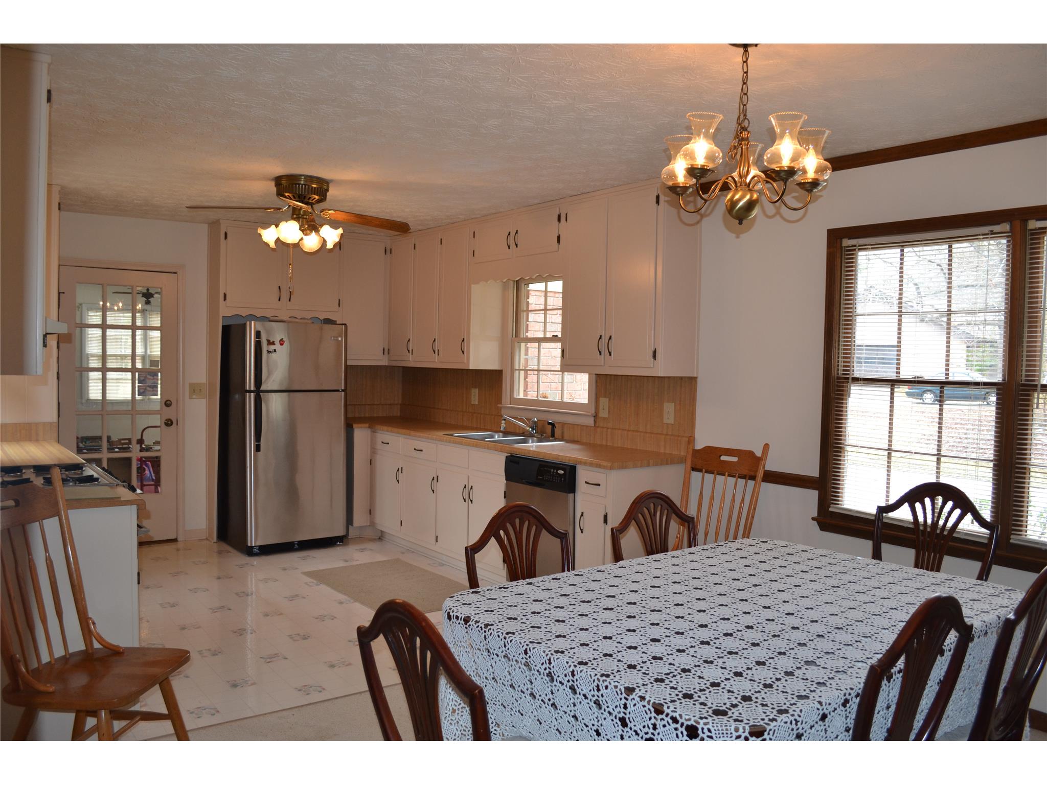 540 Anthony Dr, Tyrone, GA 30290 photo 4