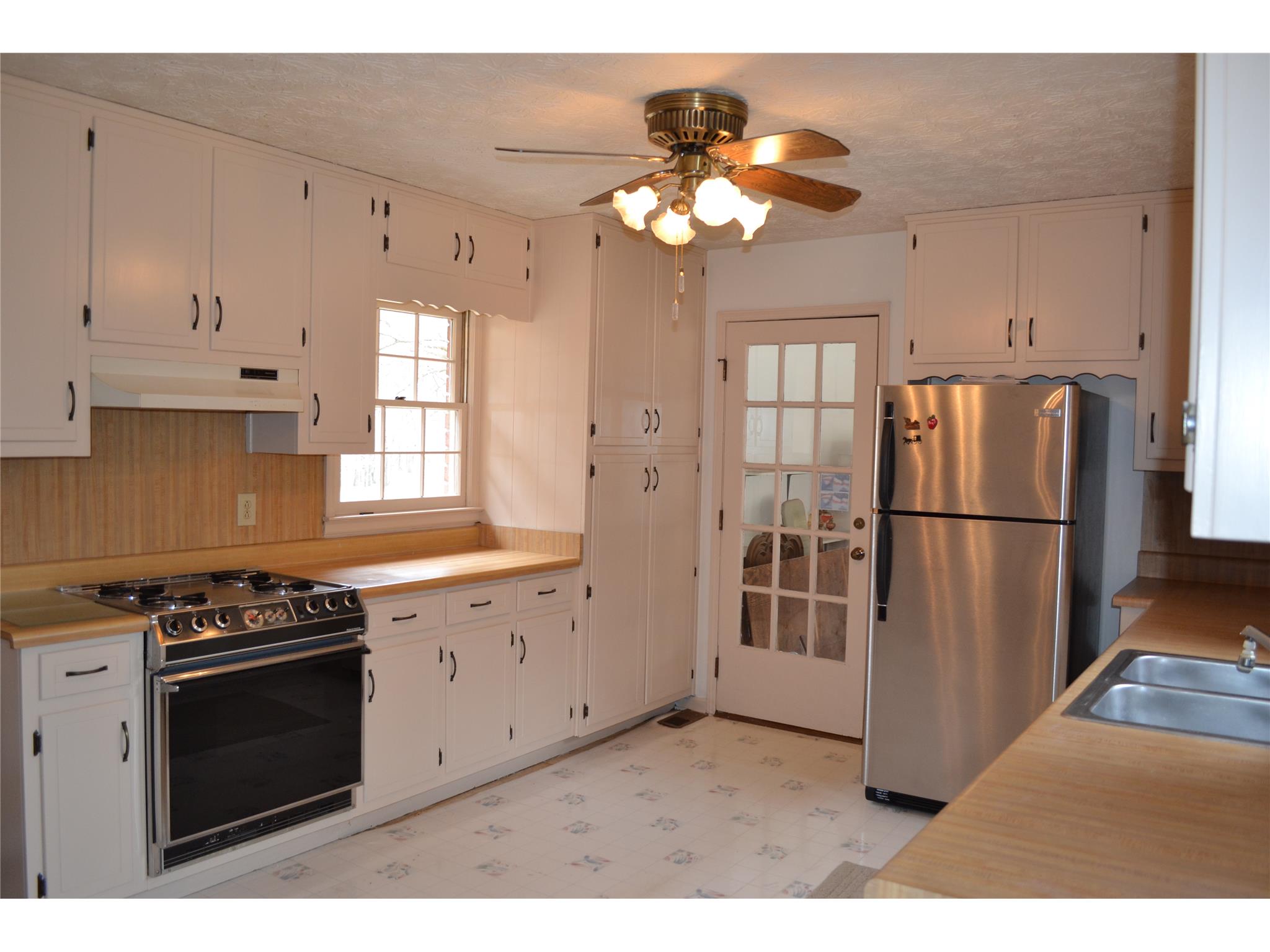 540 Anthony Dr, Tyrone, GA 30290 photo 3