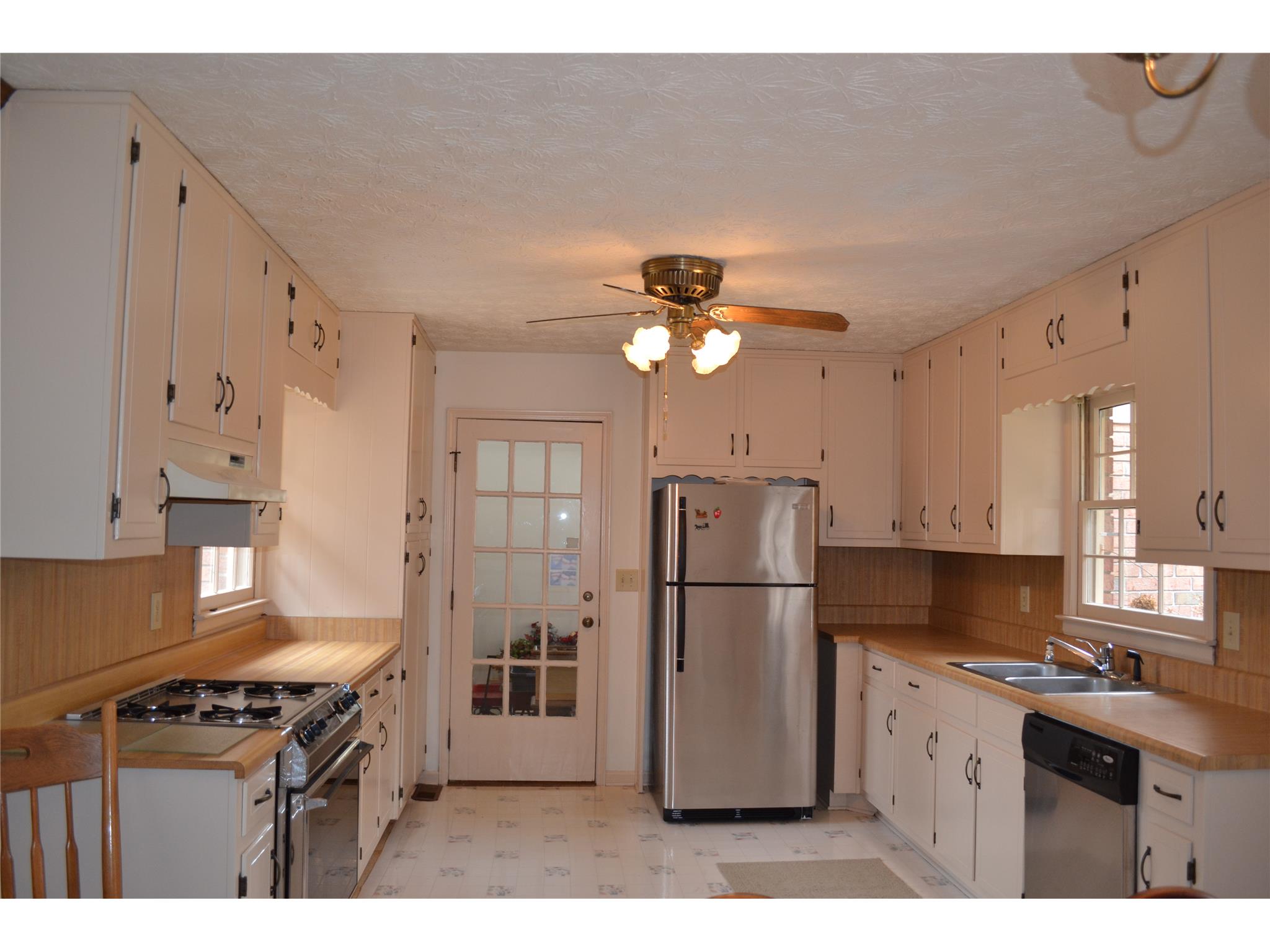 540 Anthony Dr, Tyrone, GA 30290 photo 2