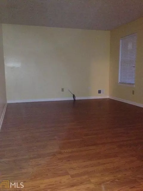 1976 Oxford Dr, Morrow, GA 30260 photo 5