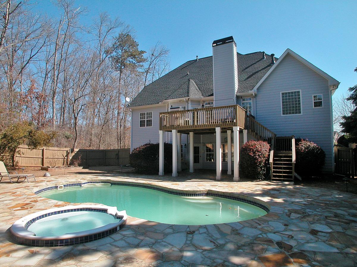 4240 Suwanee Bend Dr, Suwanee, GA 30024 photo 2
