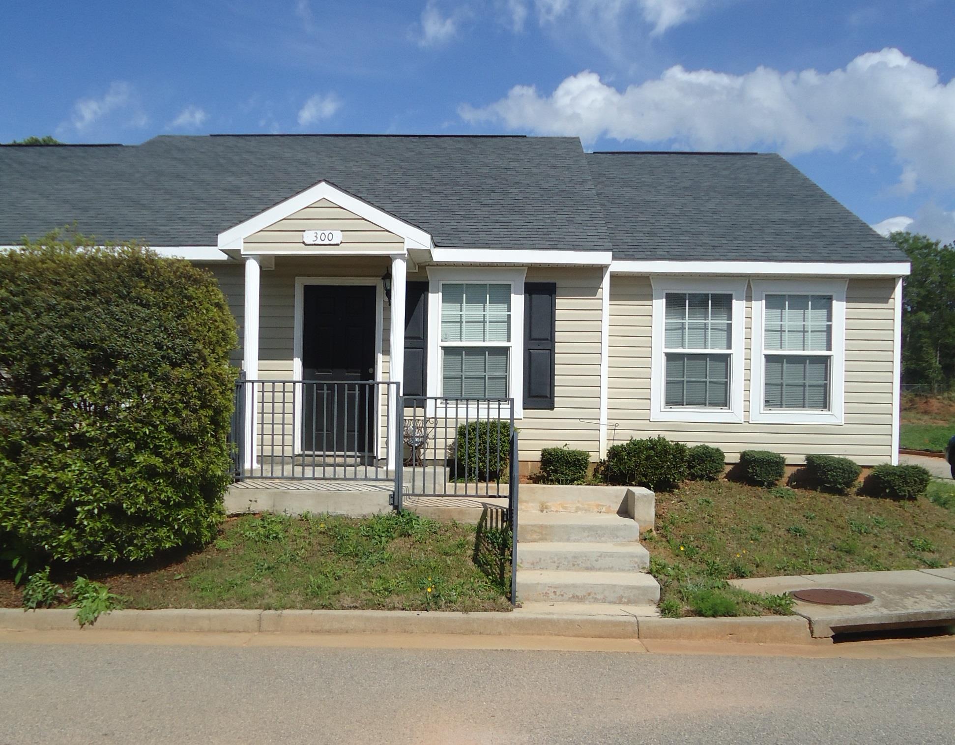 300 Lenox Cir, Lagrange, GA 30241 photo 1