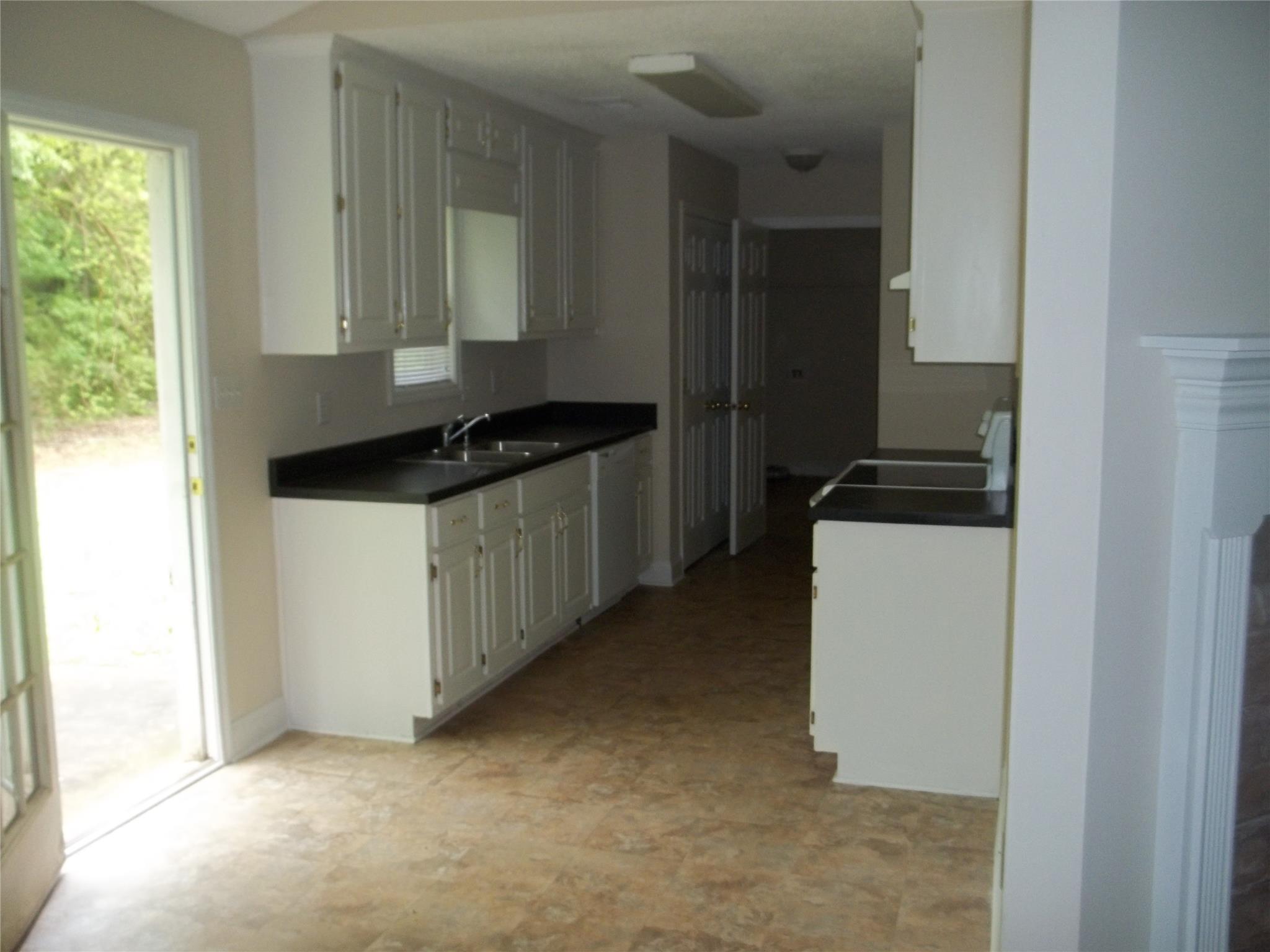 325 E Mcintosh Rd, Griffin, GA 30223 photo 2