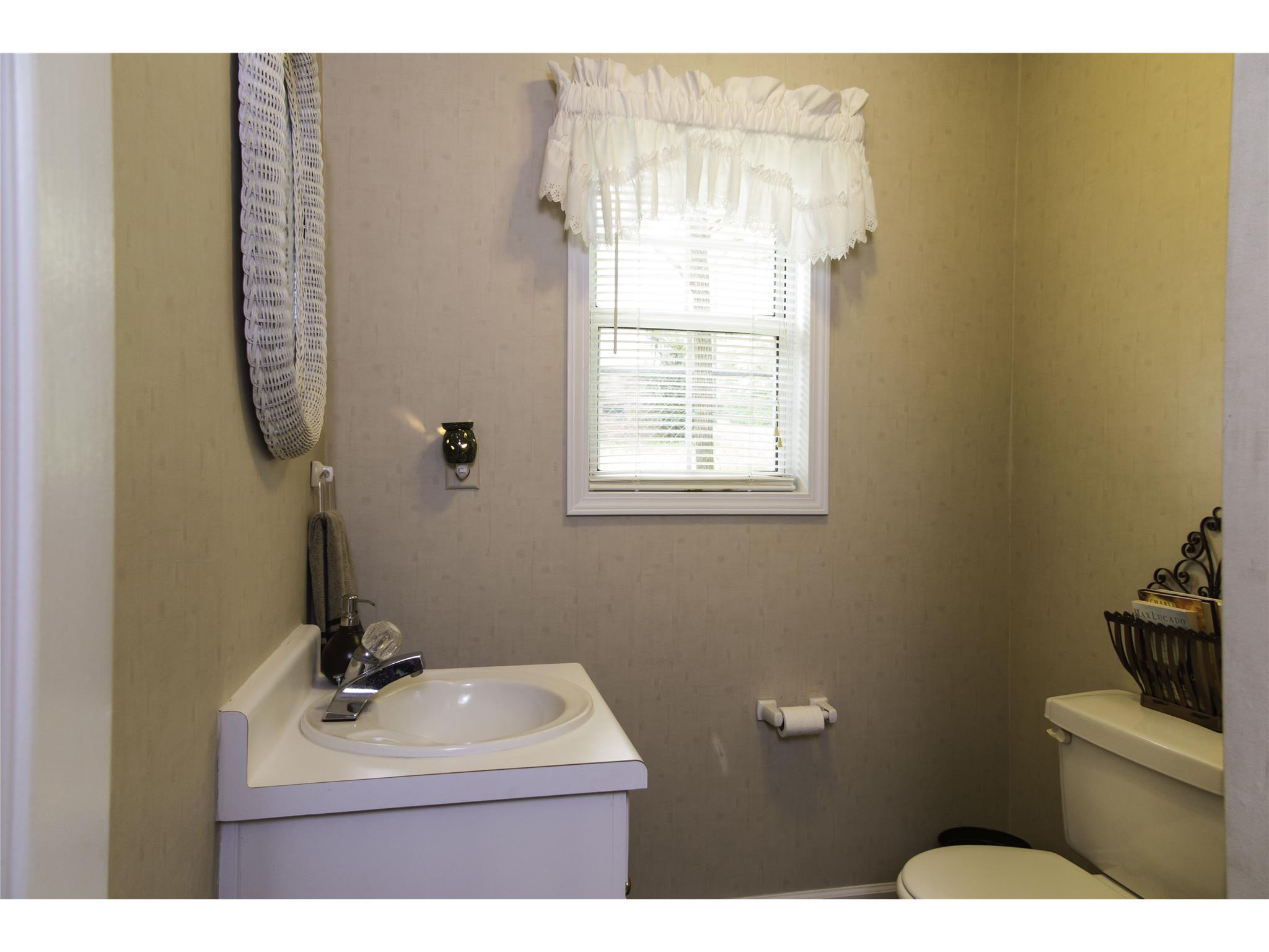 76 E Broad St, Hoschton, GA 30548 photo 15