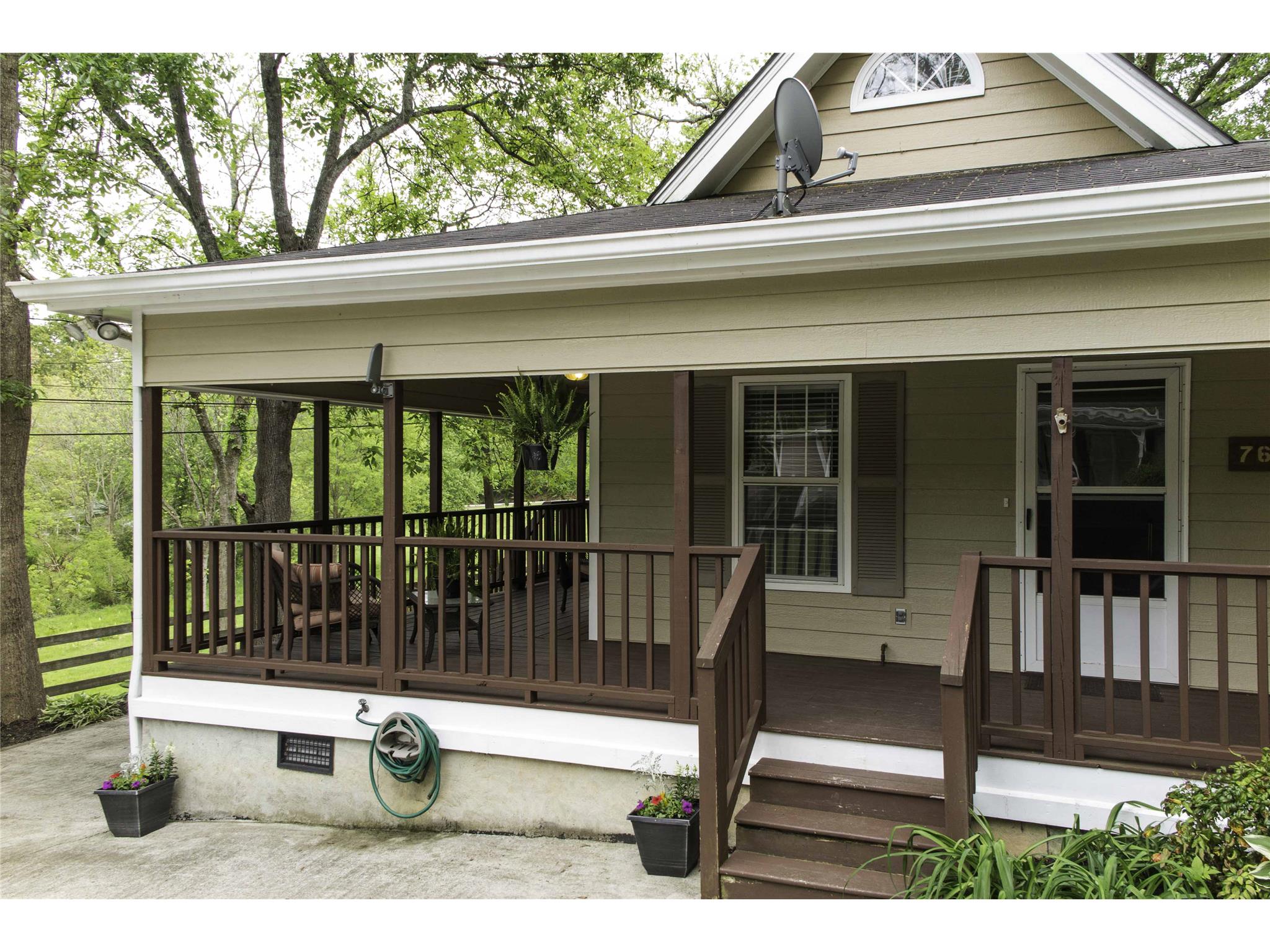 76 E Broad St, Hoschton, GA 30548 photo 4