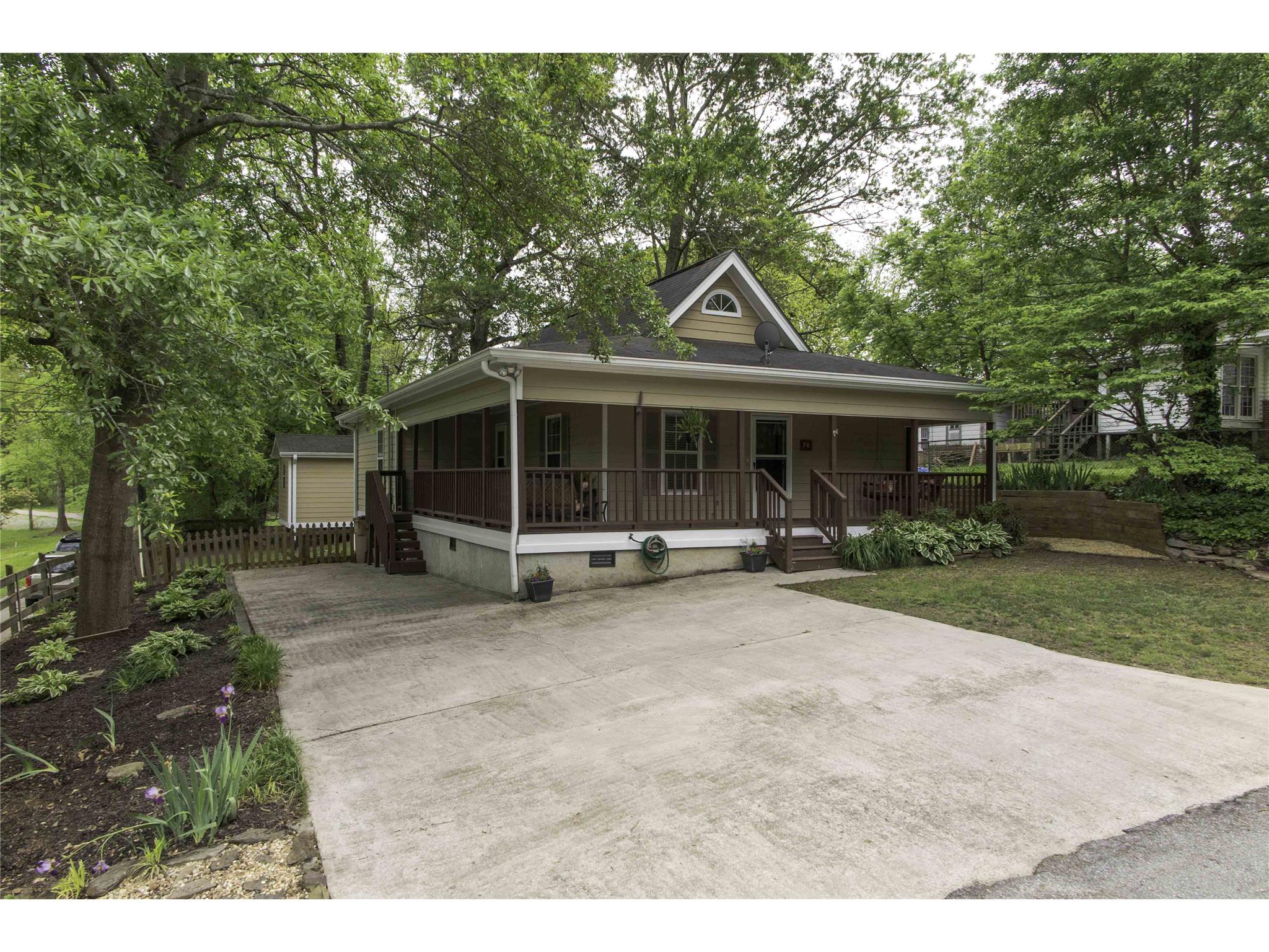 76 E Broad St, Hoschton, GA 30548 photo 3