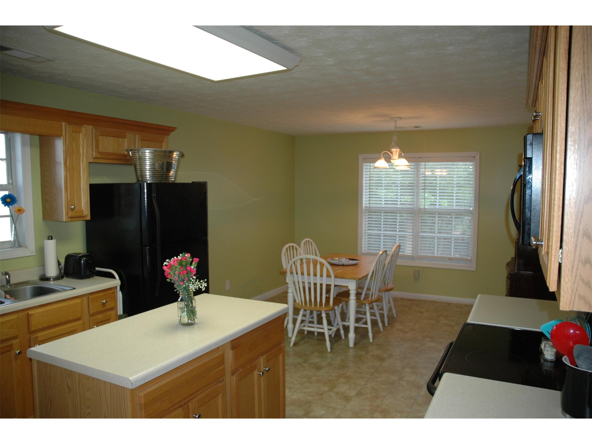 204 Creekside Dr, Lagrange, GA 30240 photo 2