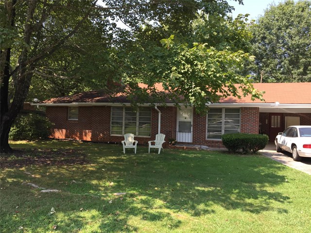 585 Chenocetah Dr, Cornelia, GA 30531 photo 1