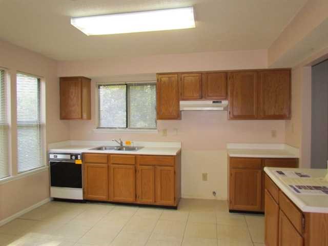 3933 Springleaf Dr, Stone Mountain, GA 30083 photo 3