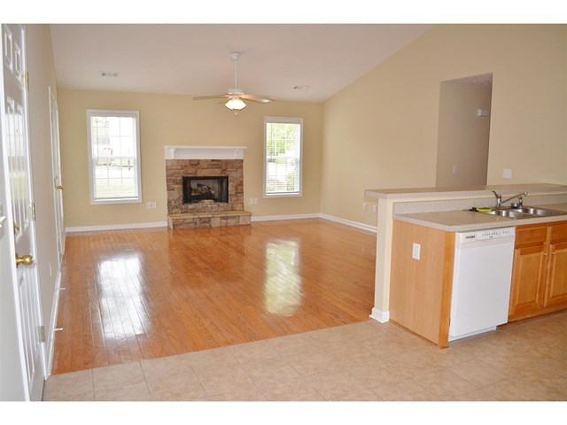 307 Creekside Dr, Lagrange, GA 30240 photo 3