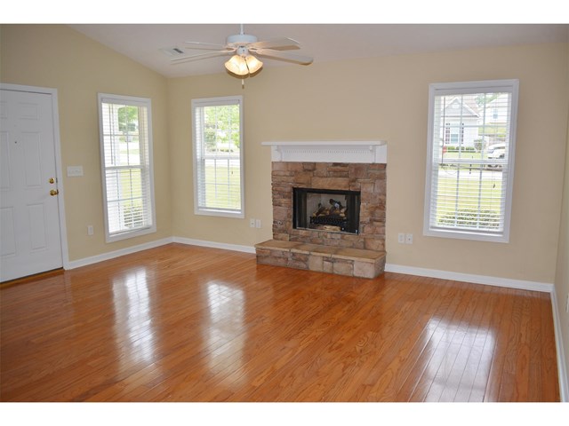 307 Creekside Dr, Lagrange, GA 30240 photo 2