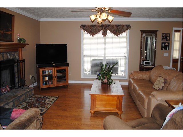 181 Hayes Cir, Rex, GA 30273 photo 4