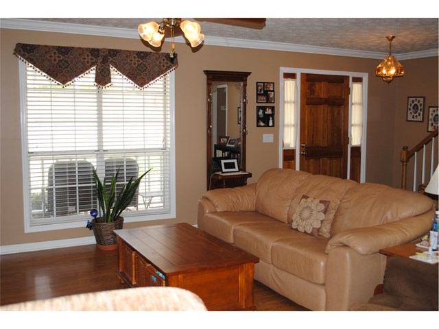 181 Hayes Cir, Rex, GA 30273 photo 3