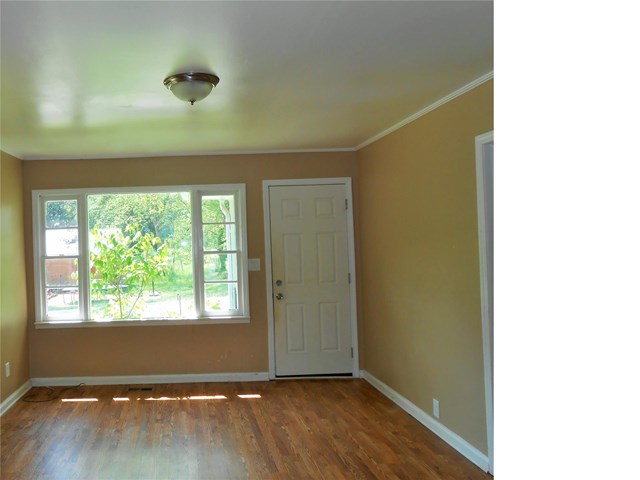 349 S Sage St, Toccoa, GA 30577 photo 2