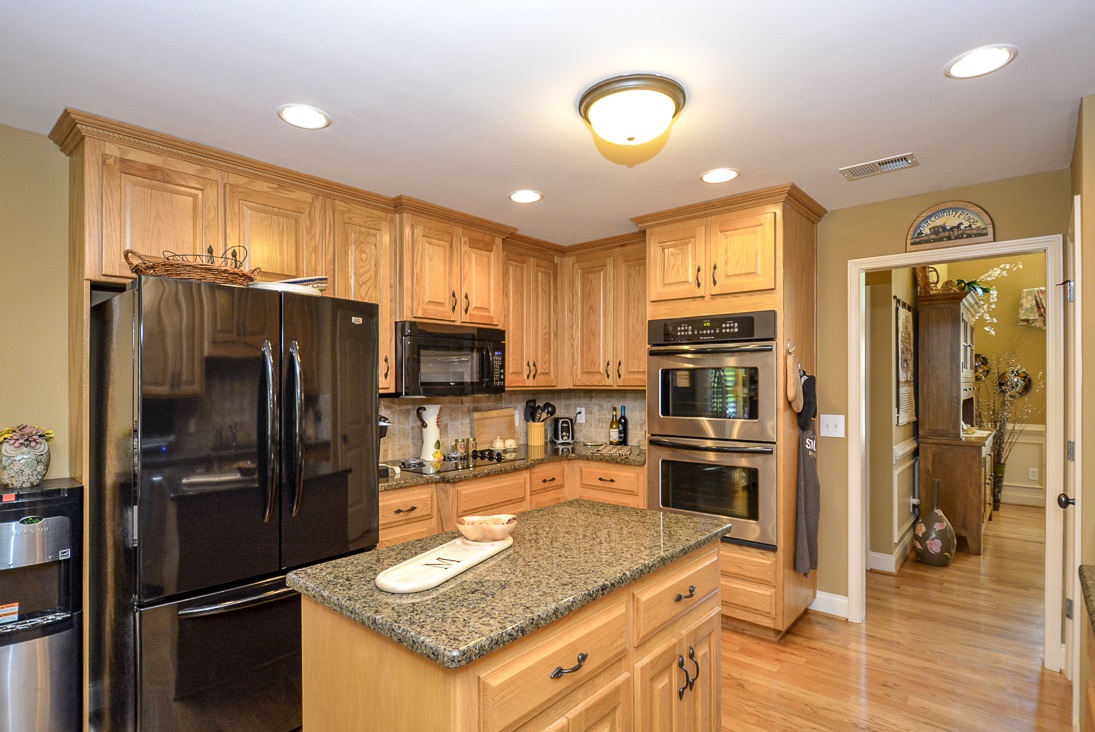 219 Amberleigh Cir, White, GA 30184 photo 4