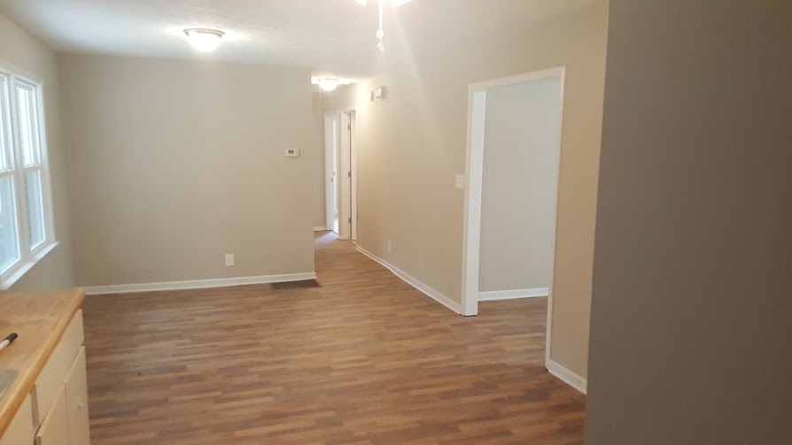 158 E Wright St, Winder, GA 30680 photo 2