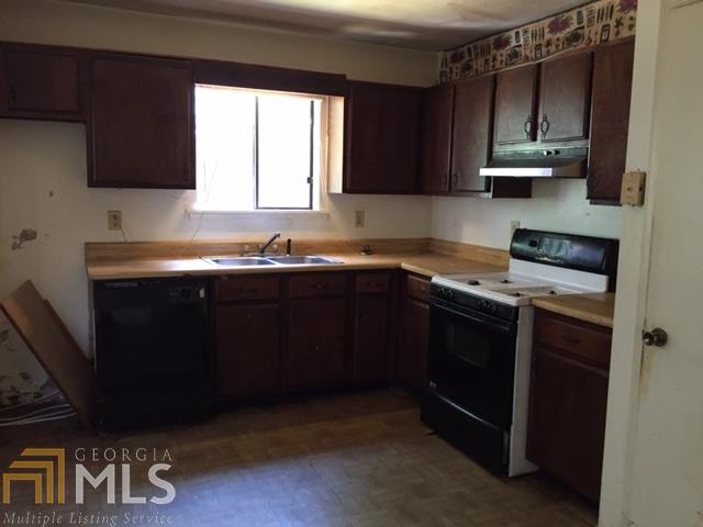 5708 Phillips Dr, Morrow, GA 30260 photo 4