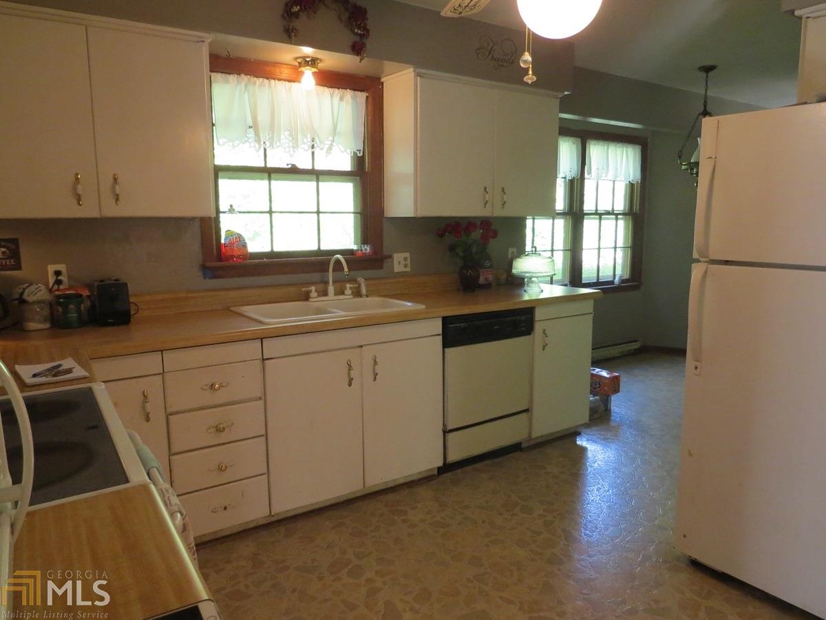 472 Valley Dr, Toccoa, GA 30577 photo 3