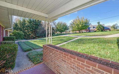 220 Chenocetah Dr, Cornelia, GA 30531 photo 2