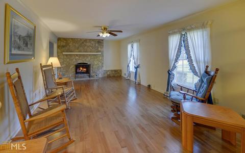 220 Chenocetah Dr, Cornelia, GA 30531 photo 4