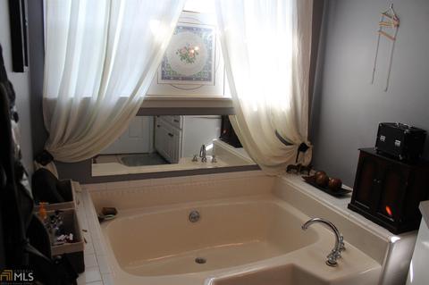 212 Academy Dr, Lyons, GA 30436 photo 6