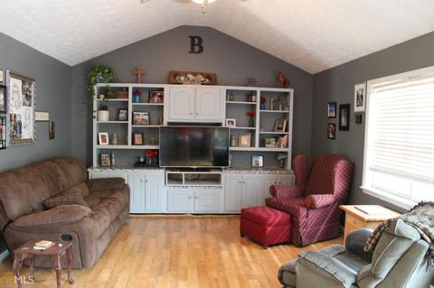 212 Academy Dr, Lyons, GA 30436 photo 2