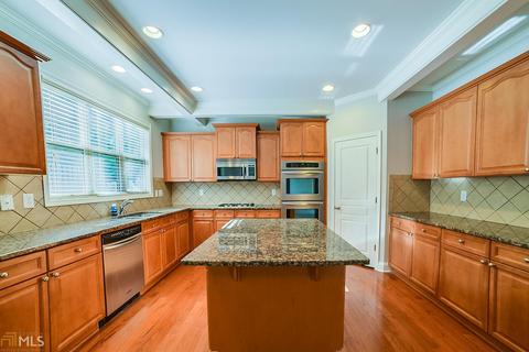 2948 Perimeter Cir, Buford, GA 30519 photo 2