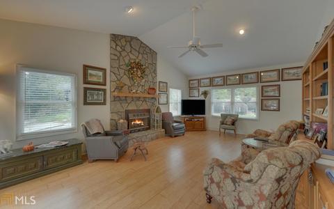 70 Ridgemore Ct, Toccoa, GA 30577 photo 2