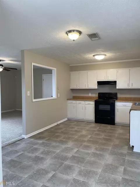 392 E Broad St, Winder, GA 30680 photo 3