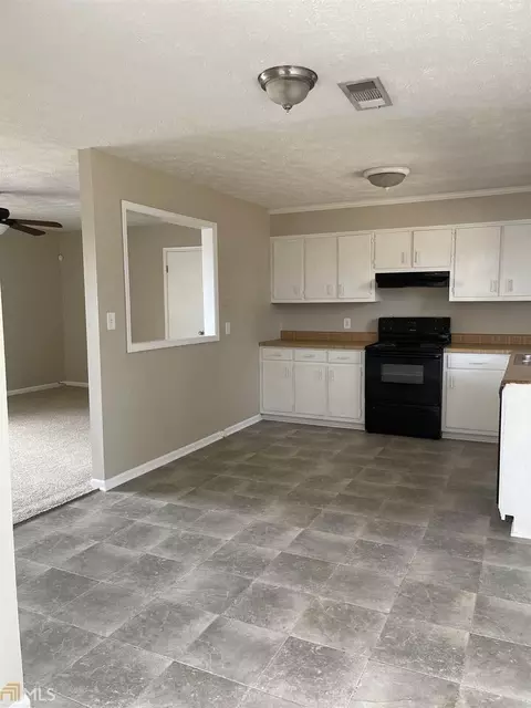 392 E Broad St, Winder, GA 30680 photo 2