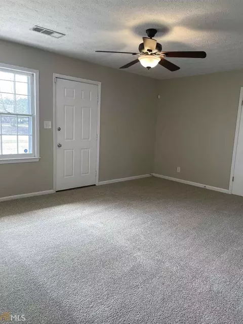 392 E Broad St, Winder, GA 30680 photo 4
